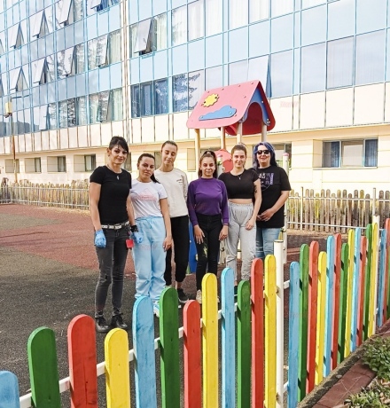 Ученици боядисаха оградата на детската площадка в болница